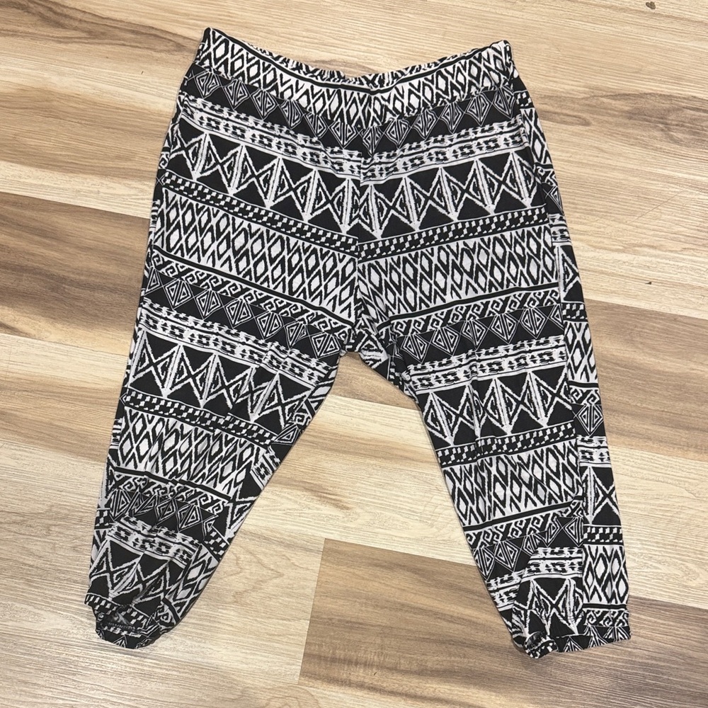 Thrills Black and White Patterned Capris